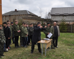 На окружной спартакиаде допризывной молодежи выясняли, кто самый сильный среди юных гурьевчан. Те, кто справились с заданиями и препятствиями лучше остальных, будут защищать честь округа на областных соревнованиях.