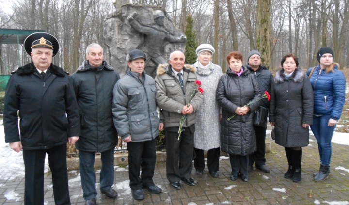 На траурный митинг, посвященный 25-летию вывода советских войск из Афганистана, у памятника «Солдатам России XX века» в городском парке культуры собрались не только воины-интернационалисты, но и активисты окружного Совета ветеранов ВОВ, труда, ВС и ПО, кадеты гурьевской школы № 1.