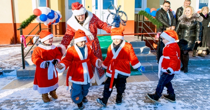 Первых детсадовцев, их родителей и жителей пос. Малинники поздравил Дед Мороз, он же глава администрации округа Сергей Подольский: