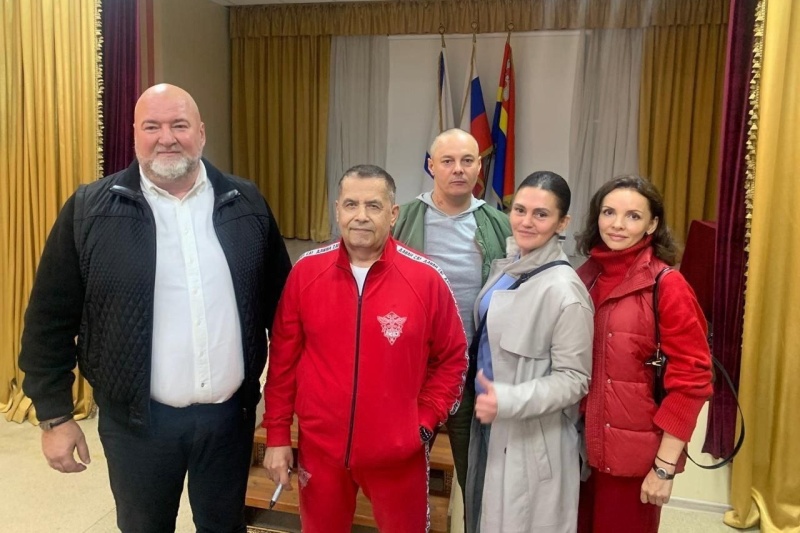 В госпитале имени Савулькина прошла творческая встреча лидера группы «Любэ» Николая Расторгуева с ребятами, проходящими лечение после ранения
