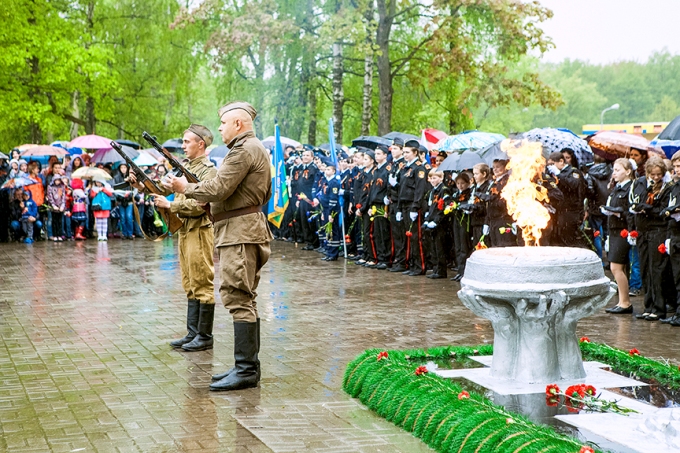 В День Победы сотни гурьевчан вышли на улицы города, чтобы почтить память павших солдат и выразить слова благодарности ветеранам Великой Отечественной войны и труженикам тыла, а также принять участие в праздничной программе, подготовленной управлением по культуре, туризму и спорту администрации округа совместно с гурьевским Центром культуры и досуга.