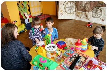 Ребятишки играют с увлечением