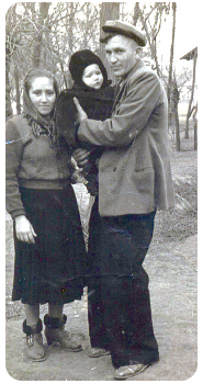 Летом 1941 года Рейнгольду было девять лет, Даниде - семь. и, как вспоминают сейчас, 22 июня (начало великой отечественной войны) отложилось в детской памяти как страшный переполох: женщины кричат и плачут, мужчины нервно крутят одну цигарку за другой и допоздна работают, стараясь успеть до повестки из военкомата побольше сделать по хозяйству, которое оставляли на стариков-родителей, жен да малых детей.