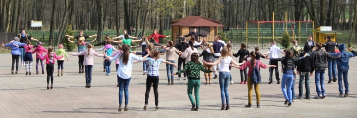 Всемирный день авиации и космонавтики отметили в Гурьевске очень необычным способом - танцами, музыкой, играми и викториной: в субботу, 12 апреля, в парке  культуры все желающие размялись на "Космической зарядке".