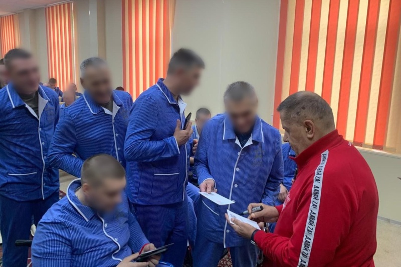 В госпитале имени Савулькина прошла творческая встреча лидера группы «Любэ» Николая Расторгуева с ребятами, проходящими лечение после ранения