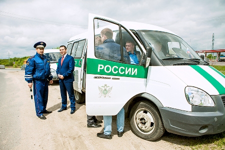 Лишиться своего автомобиля теперь можно на любой из автомобильных трасс области. Налоговики совместно со службой судебных приставов проводят регулярные рейды на дорогах в поисках злостных неплательщиков.