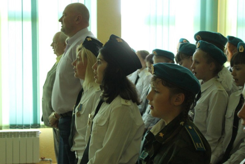 Лариса ЖАКУЛИНА, руководитель ВПК «Десантник» и волонтерского отряда «ИСКРА»: – Я безумно благодарна Игорю Анатольевичу. Он человек слова и дела, настоящий мужчина! Здорово, что у нас теперь есть кабинет патриотического воспитания. Не проходит и недели, чтобы мы не провели в нем интересное мероприятие. Отмечу, что Игорь Мазуркевич почетный член нашего клуба ВПК «Десантник». А его дочь, несмотря на то, что учится в школе в Калининграде всегда принимает участие в акциях волонтерского отряда «Искра». Особую благодарность выражаю за организованную поездку в Берлин. Не передать словами, насколько нам важна его поддержка. Спасибо за внимание к нам и возможность развиваться и идти к новым целям!