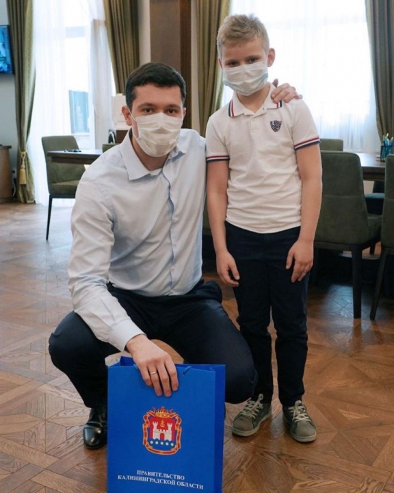 С большим удовольствиемпринял участие в акции по озеленению и третьеклассник «Классической школы» Андрей НАЙДЮК. Это его первый в жизнисубботник, и он ему запомнитсянавсегда! Он не только посадилдва дерева, но и лично познакомился с губернатором областиАнтоном Алихановым. 