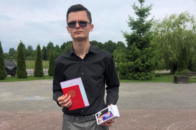Егор ЛЮБИНИН,9-классник «Школы будущего» пос. Б. Исаково:– У меня отличное настроение. Всех одноклассниковпоздравляю с окончанием 9-го класса! Мне нравитсяучиться, я знаю, зачем мне это нужно, поэтому в моем дневнике одни пятерки. Я собой горжусь, мне удалось удержать планку! Благодарю родных и учителейза поддержку и веру в меня. Огромное спасибо администрации округа за такой замечательный подарок! Яостаюсь учиться в школе, а в будущем мечтаю стать инженером. Хочу строить самолеты.