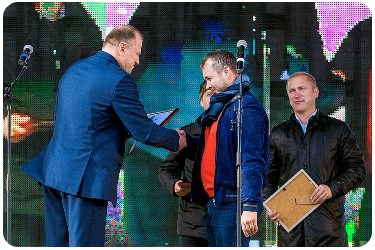 На фестивале областных городов, который впервые прошел в столице янтарного края в минувшую субботу, гурьевский район отличился, представив, в отличие от многих других муниципалитетов, не только сельское хозяйство и народные коллективы, но и современное производство, и получил грант в размере 1 миллиона рублей на реализацию своего проекта по благоустройству.