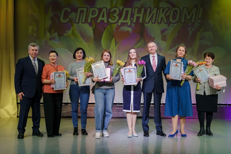 В канун 8 Марта на сцене ЦКД чествовали представительниц прекрасного пола – женщин разных судеб и профессий, добрых мам и заботливых жен, женщин-творцов, неравнодушных ко всему, что происходит в мире, женщин с активной жизненной позицией