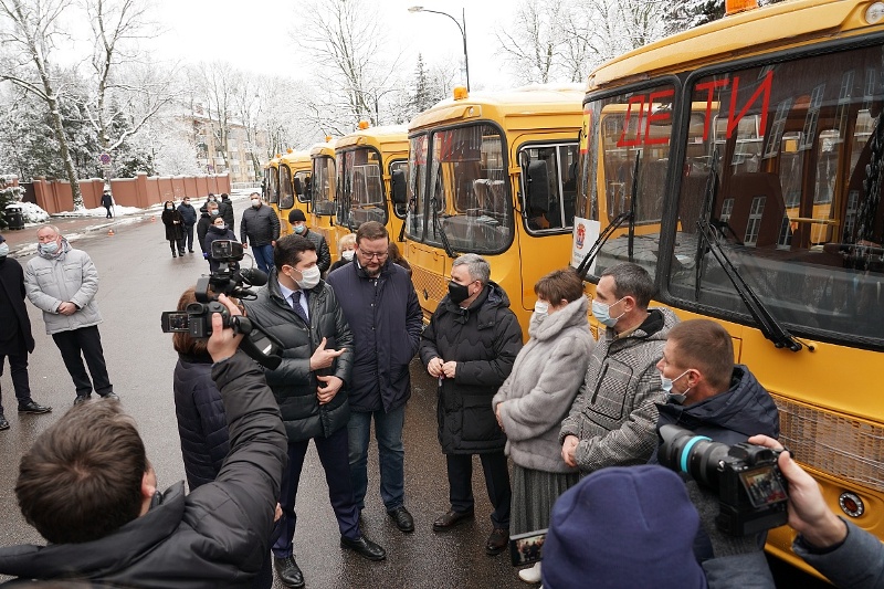 Автопарк школьного АТПмуниципалитетапополнился новыми ПАЗами.Ключи от шести автобусовглаве администрации округаСергею Подольскомувручил губернатор областиАнтон Алиханов