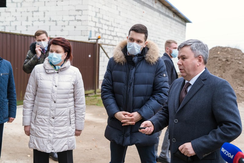 Первым объектом, где побывал глава региона вместе с министром развития инфраструктуры Евгенией Кукушкиной и вице-премьером регионального правительства Александром Рольбиновым, стала автодорога «Малое Васильково – Авангардное». Подробно о ходе работ рассказал глава администрации округа Сергей Подольский. 