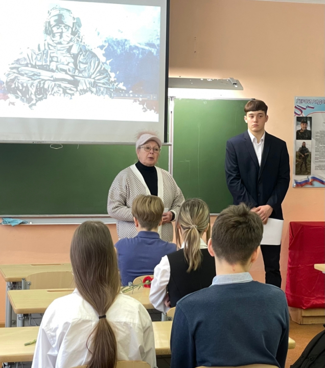 В «Классической школе» состоялся проникновенный урок памяти,посвящённый выпускнику школы, участнику специальной военнойоперации Сергею Фомину, награждённому орденом Мужества посмертно. 