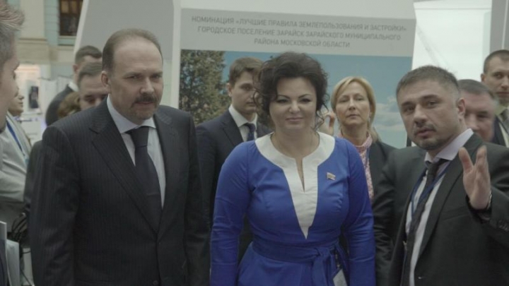 Артур Балаян, Председатель Совета директоров ГК &laquo;Терра&ndash;Запад&raquo; (справа) представляет проект &laquo;Авангардное&raquo; на первом градостроительном конкурсе Минстроя РФ. Также на фото: Министр строительства РФ - Мень М.А. и Николаева Е.Л &ndash; первый зам. Председателя комит