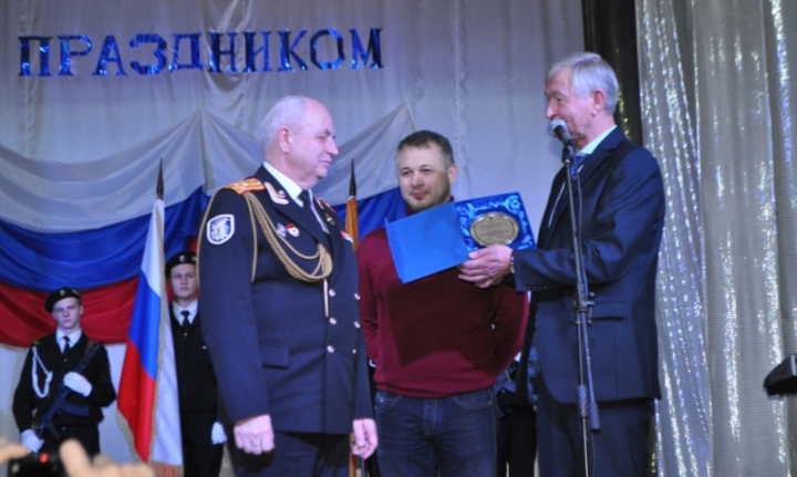 Глава округа Сергей Куликов и первый заместительглавы администрации округа Андрей Сергеев вручаютВиктору Орлову памятную юбилейную медаль