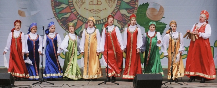 В открытом фестивале-конкурсе детских хоровых коллективов, фольклорных и народных ансамблей, состоящих из учеников младших классов, который в пятый раз состоялся в Калининграде и назывался «Русская метелица», удачно выступил и ансамбль русской песни «Кадриль» из храбровской ДШИ им. Д. Кабалевского. Он занял 3-е место в номинации «Народное пение»