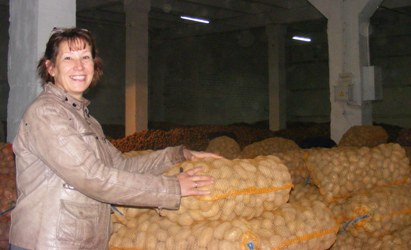 Картофель уродился знатный, поэтому Татьяне Ячменевой есть чему порадоваться