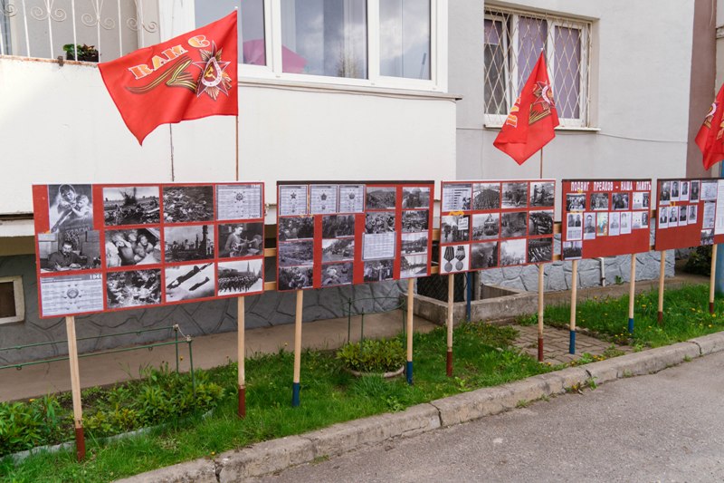И сновапод открытым небомвозле домапо ул. Советской, 2а,в Гурьевскеразвернутафотовыставка«Наша память».На шести стендахразместиласьчерно-белая история,опаленная войной:более 70-тифотосвидетельств.Побывать на выставкеможет любой желающий