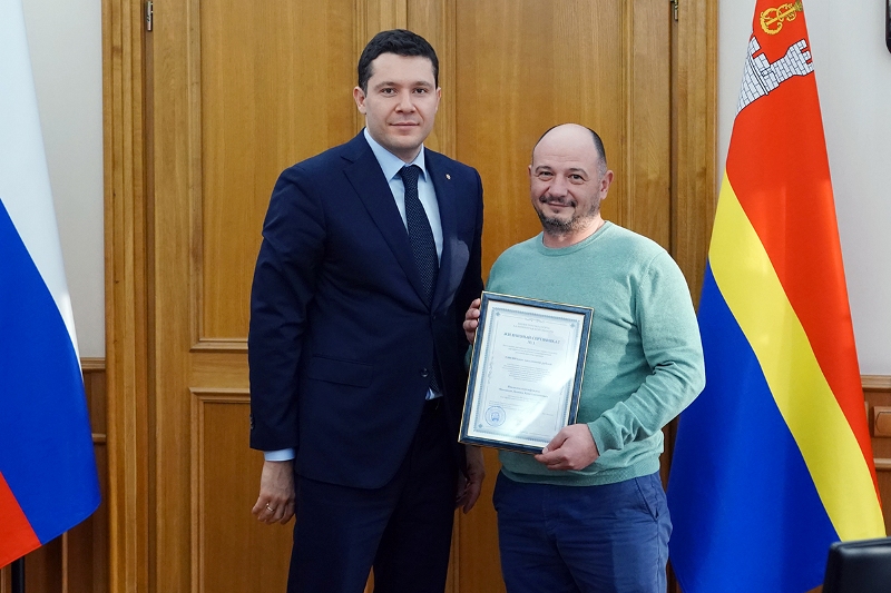 Антон Алиханов вручил жилищный сертификат семье гурьевчан-регбистов