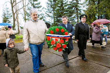 Почтили память