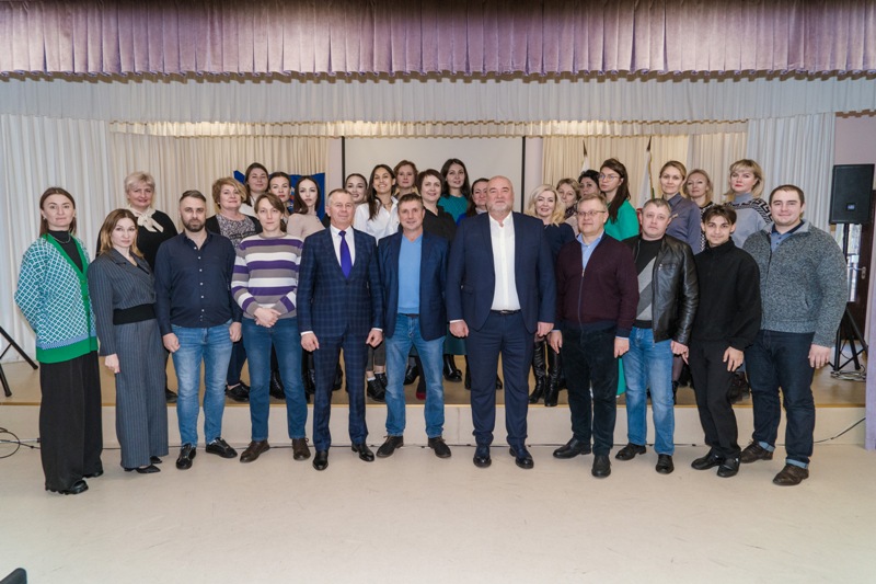СТОРОННИКОВ ПАРТИИ СТАНОВИТСЯ БОЛЬШЕ