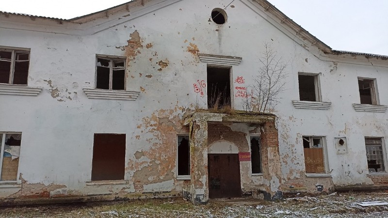 Жителей поселка Храброво давно беспокоит заброшенное здание бывшей столовой, которое принадлежит министерству обороны