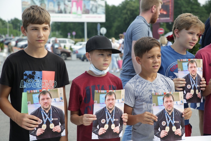 С яркой победой вернулся домой наш земляк Алексей Шемаров, который стал двукратным чемпионом мира по сурдлимпийской спортивной борьбе. Заслуженного мастера спорта России в Храброво встречали родные, близкие, друзья и коллеги – все те, кто его ценит и уважает