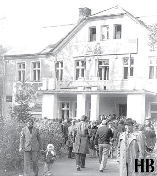 Гурьевский Дом культуры в начале 80-х годов и сегодня - в дни юбилея (найди 10 отличий)