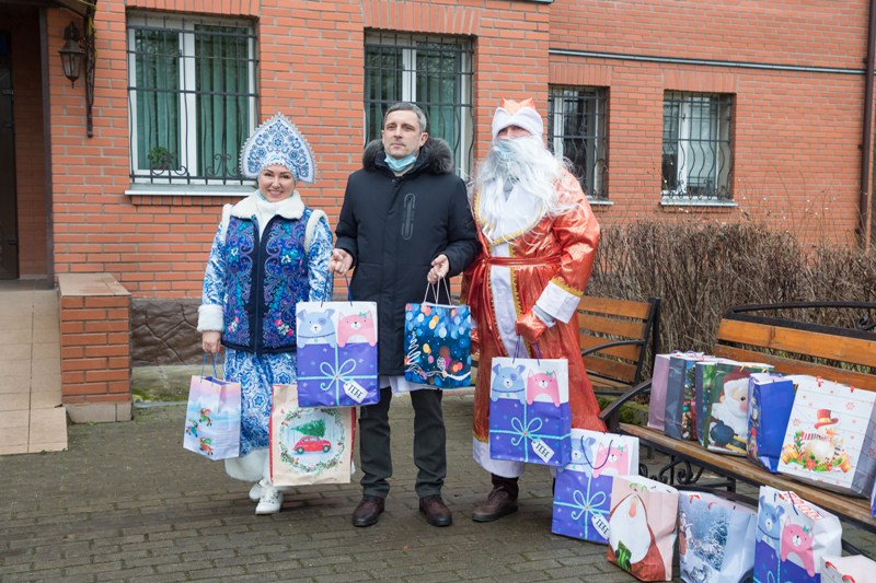 Врамках мероприятия ДедМороз и Снегурочка передали новогодние подарки детям врачей муниципалитета, работающих с больнымиCOVID-19
