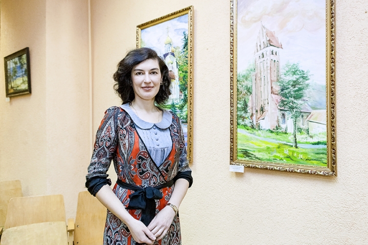 «С любовью к России, родному городу и к вам» - так называется персональная выставка профессиональной художницы Милены КЕЛЛЕР, экспонирующаяся сейчас в фойе городского Центра культуры.
