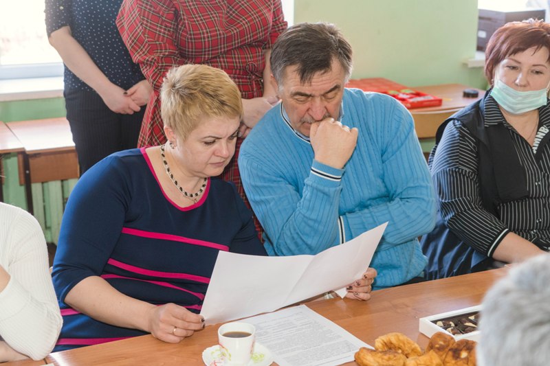 На этой неделе глава администрации Гурьевского округа Сергей Подольский встретился с инициативной группой учителей и родителей, чтобы представить им проект новой луговской школы