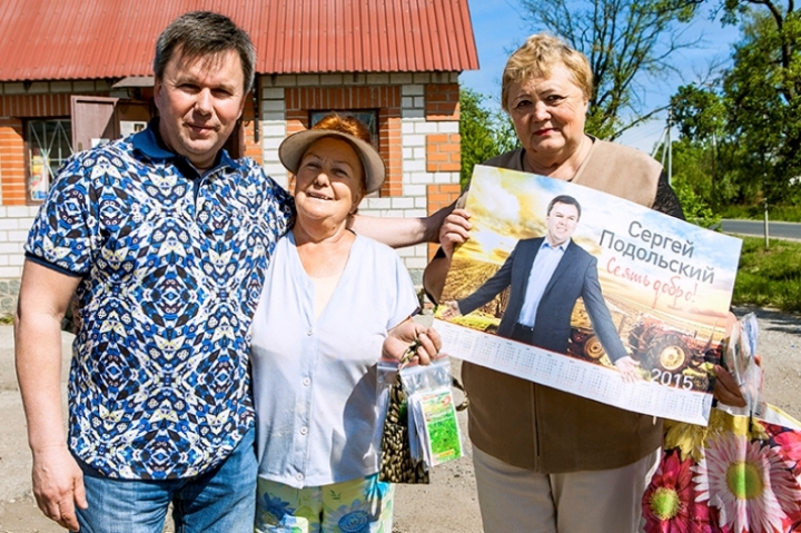 Глава нашего округа Сергей Подольский в минувшие выходные вручил нашим огородникам и дачникам первоклассные семена