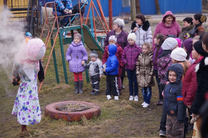 Народная традиция отмечать Масленицу не только пирогами, но и широкими гуляньями сохранилась и по сей день - во многих поселках нашего округа в прошлые выходные это подтвердили наглядно.