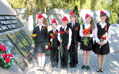 Четыре года школьники ухаживают за братской могилой