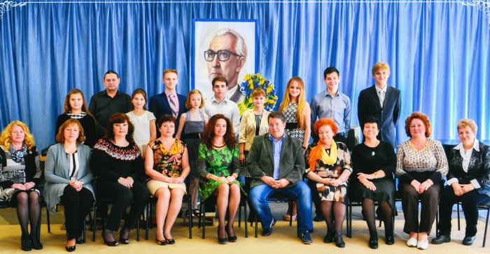 В ДШИ им. Д. Б. Кабалевского пос. Храброво одно событие сменяет другое: совсем недавно здесь отметили 40-летие, а 17 мая торжественно вручили свидетельства выпускникам музыкального и художественного отделений.