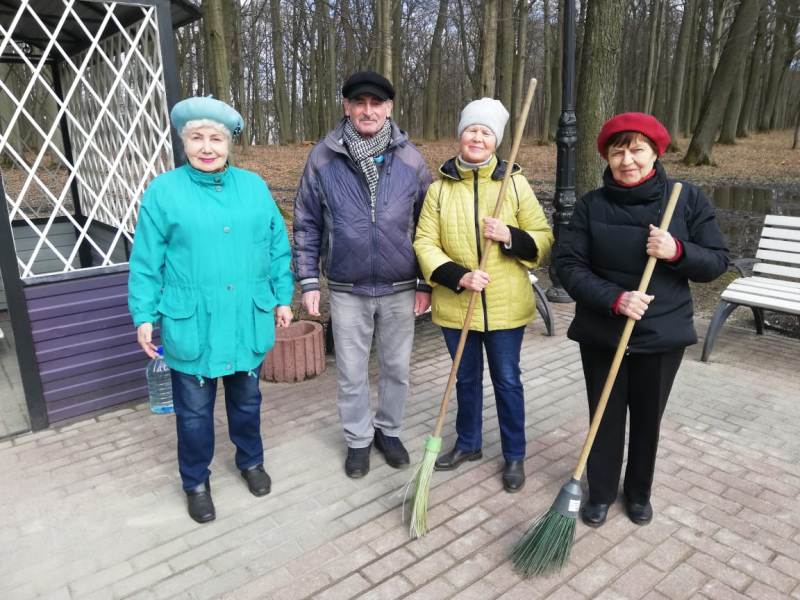 Вопреки пасмурной погоде,в литературной гостиной «У фонаря»настроение у всех было, согласно«весеннему» календарю.В среду, 24 марта,здесь состоялось открытие стеллажадетской художественной литературы.До чего же это важно,когда маленькие и взрослыемогут свободно пользоватьсяколлекцией достойных детских книг,обмениваться ими,наслаждаться чтениемуникальных произведений 