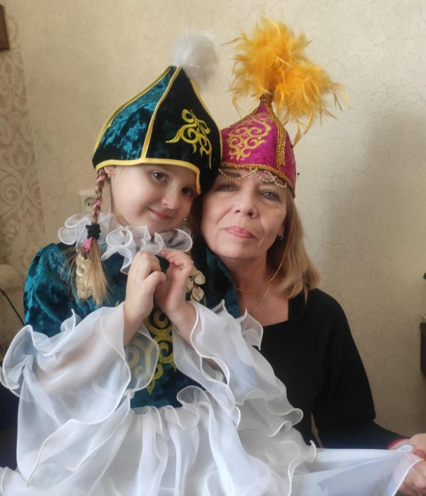 Так, в номинации «Национальные костюмы и головные уборы» победила маленькая Арина ЦЫГАНКОВА! 